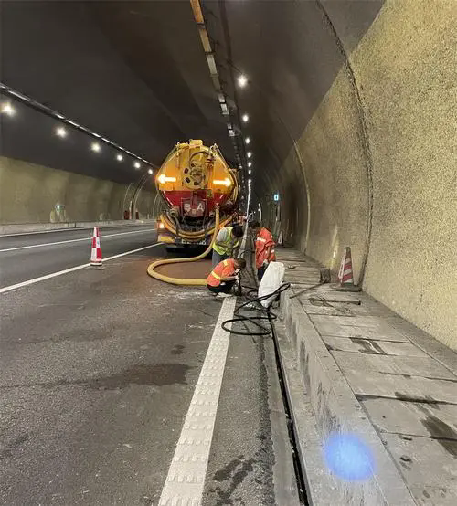 梁园隧道排水渠清淤